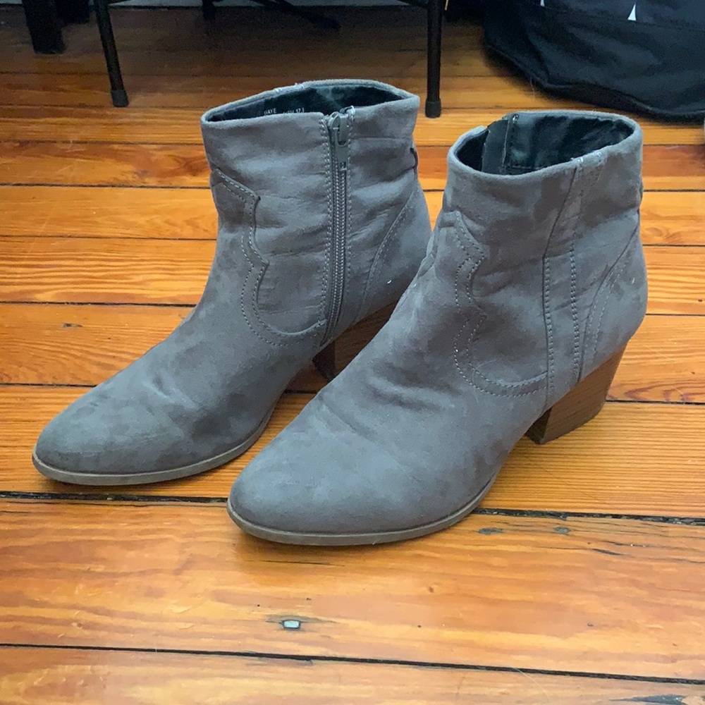 Grey bootie size: 7